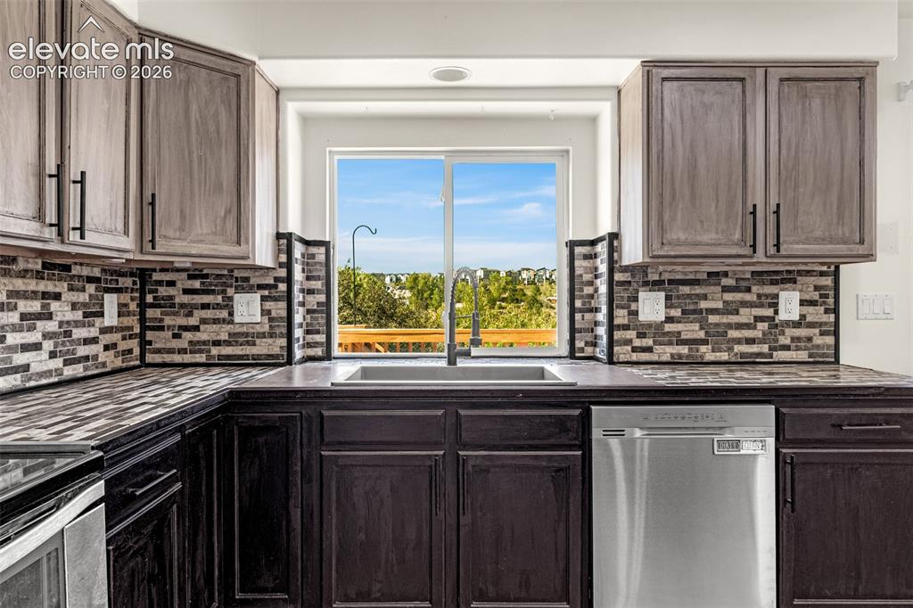 Image 16 of 50: Kitchen