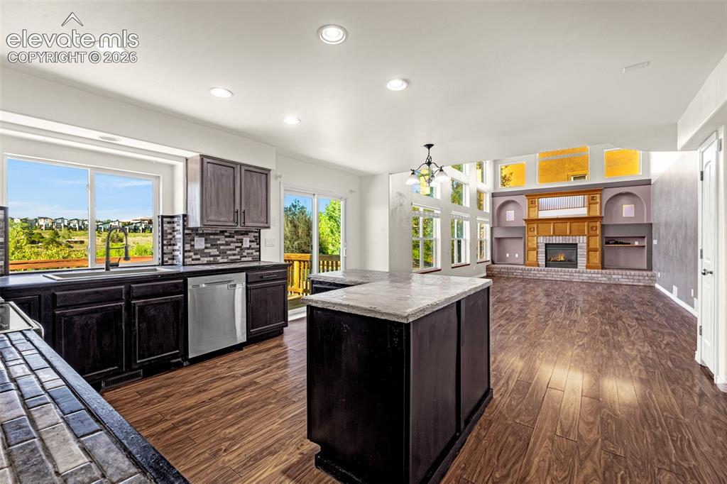 Image 17 of 50: Kitchen