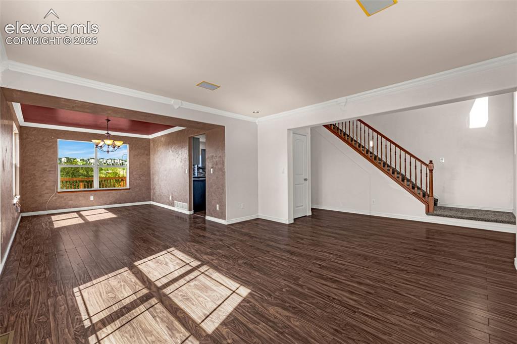 Image 8 of 50: Living Room