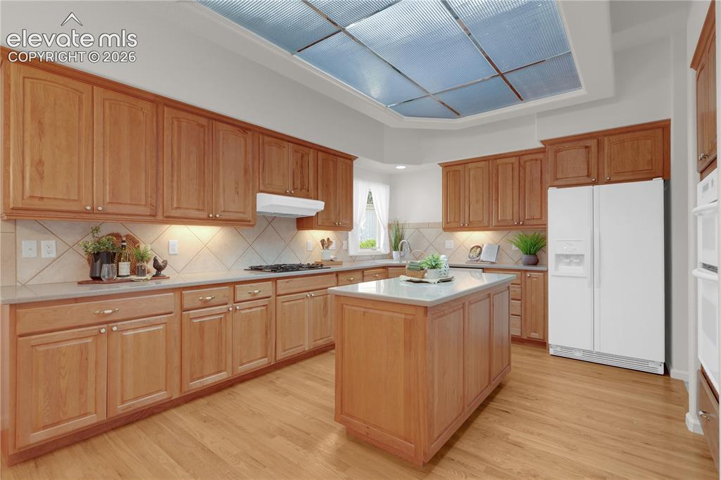 Image 10 of 35: Kitchen