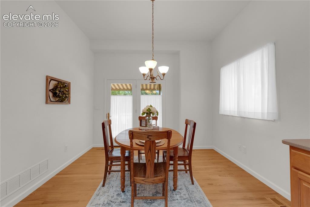 Image 13 of 35: Sunny eat-in kitchen