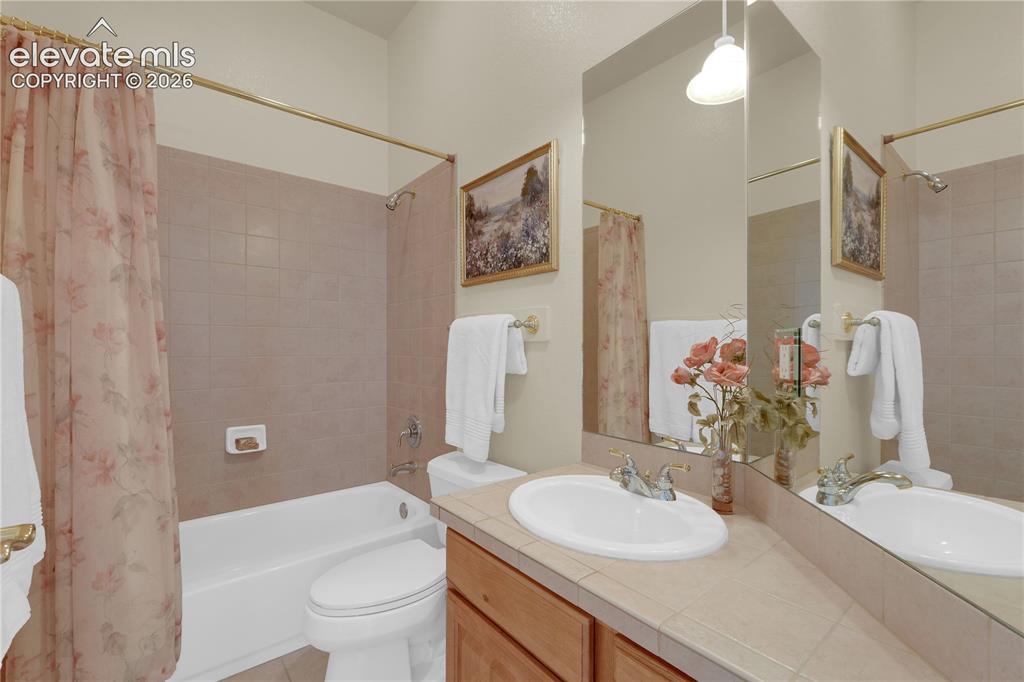 Image 17 of 35: Full bath on main level