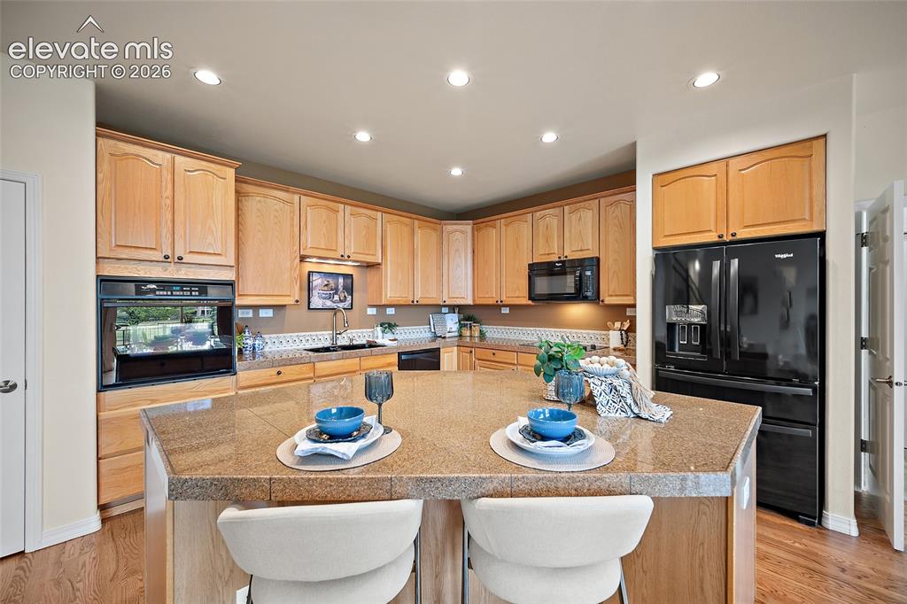 Image 15 of 50: Kitchen