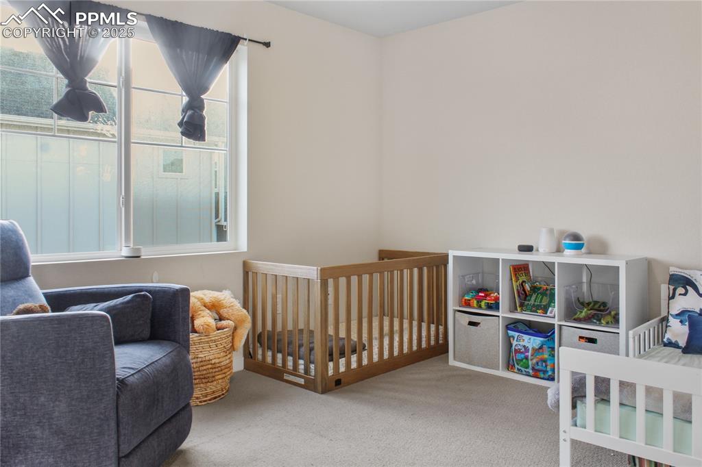 Image 18 of 24: Bedroom