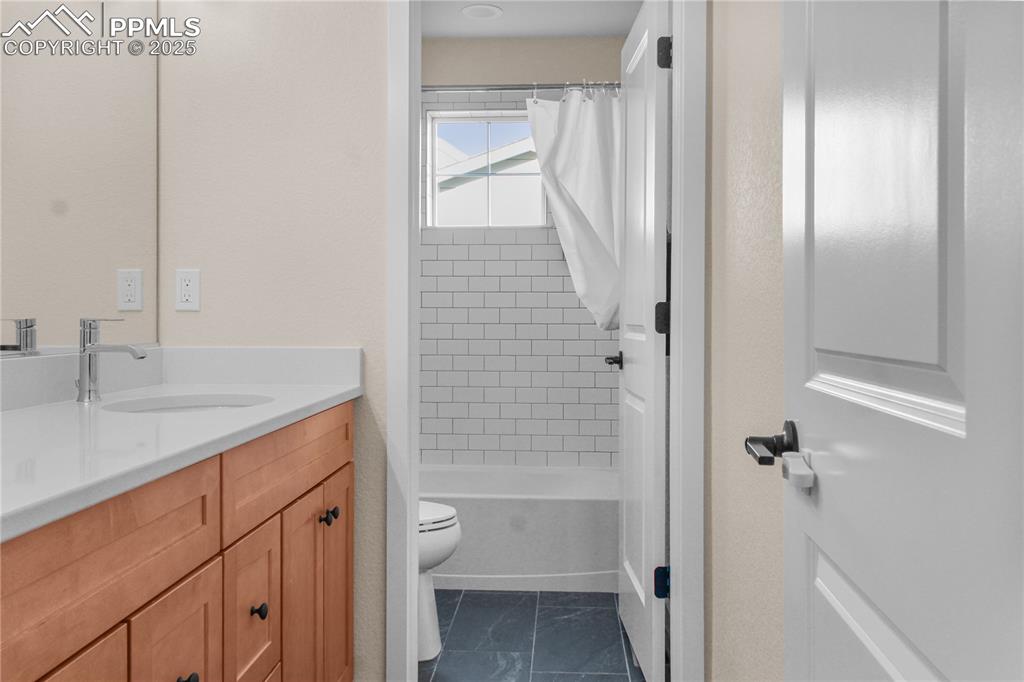 Image 22 of 24: Bathroom