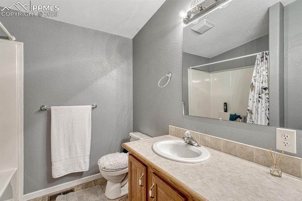 Image 32 of 50: Full secondary bathroom
