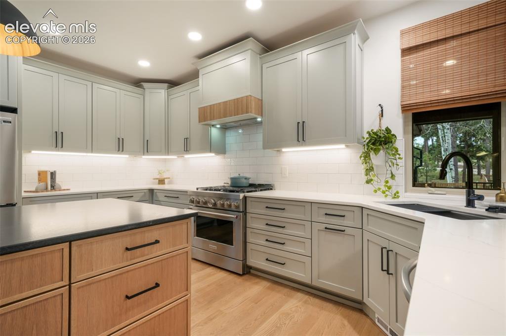 Image 11 of 50: Kitchen