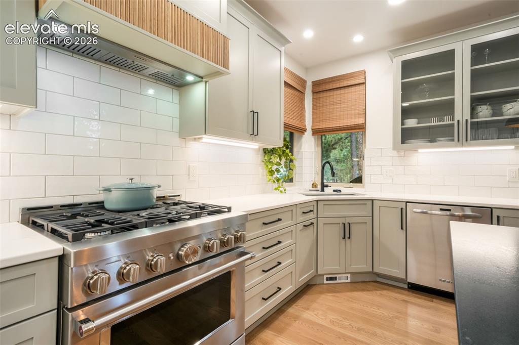 Image 13 of 50: Kitchen