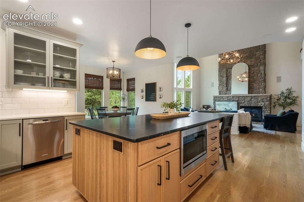 Image 14 of 50: Kitchen