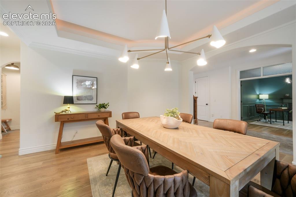 Image 4 of 50: Dining Area
