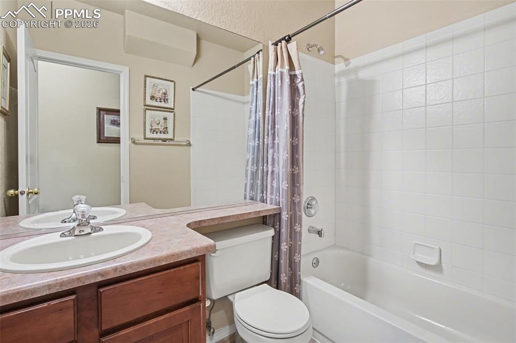 Image 28 of 36: Bathroom