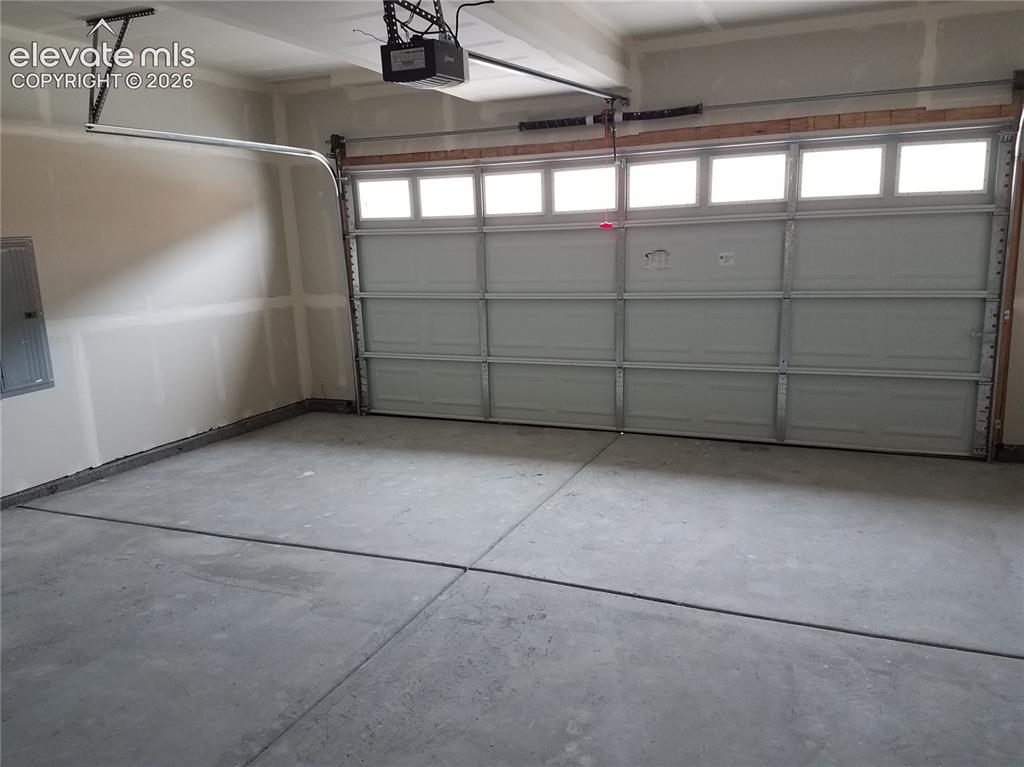 Image 18 of 23: Full 2 car garage