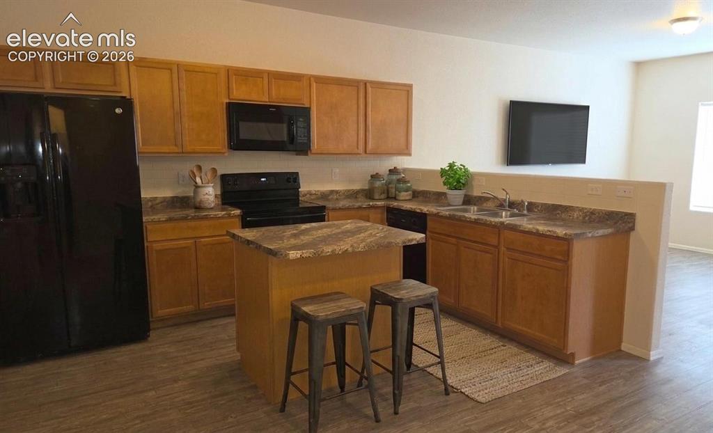 Image 3 of 23: Kitchen with island/breakfast bar