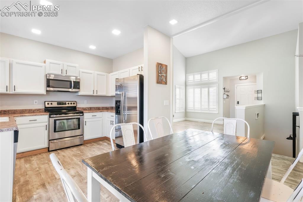 Image 11 of 46: Dining Area