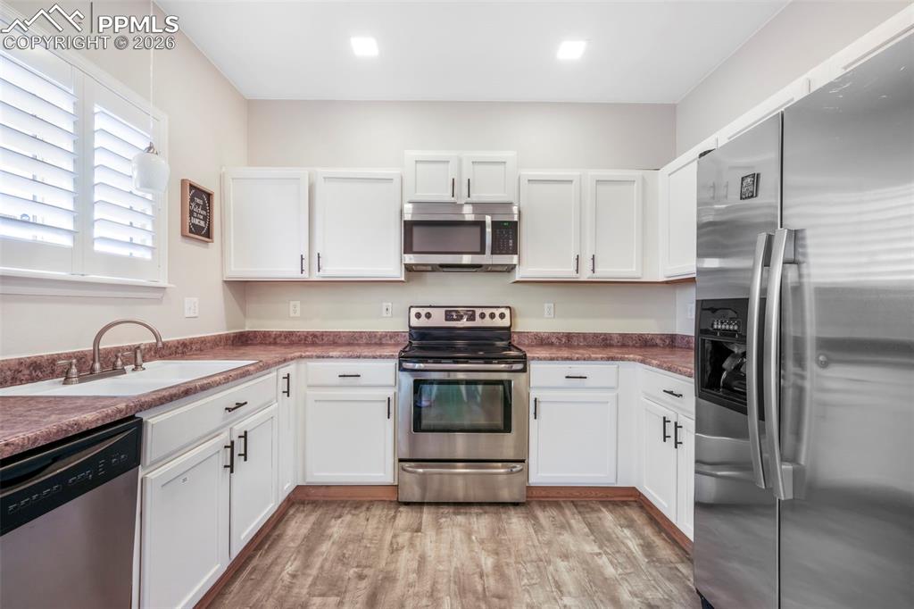 Image 13 of 46: Kitchen