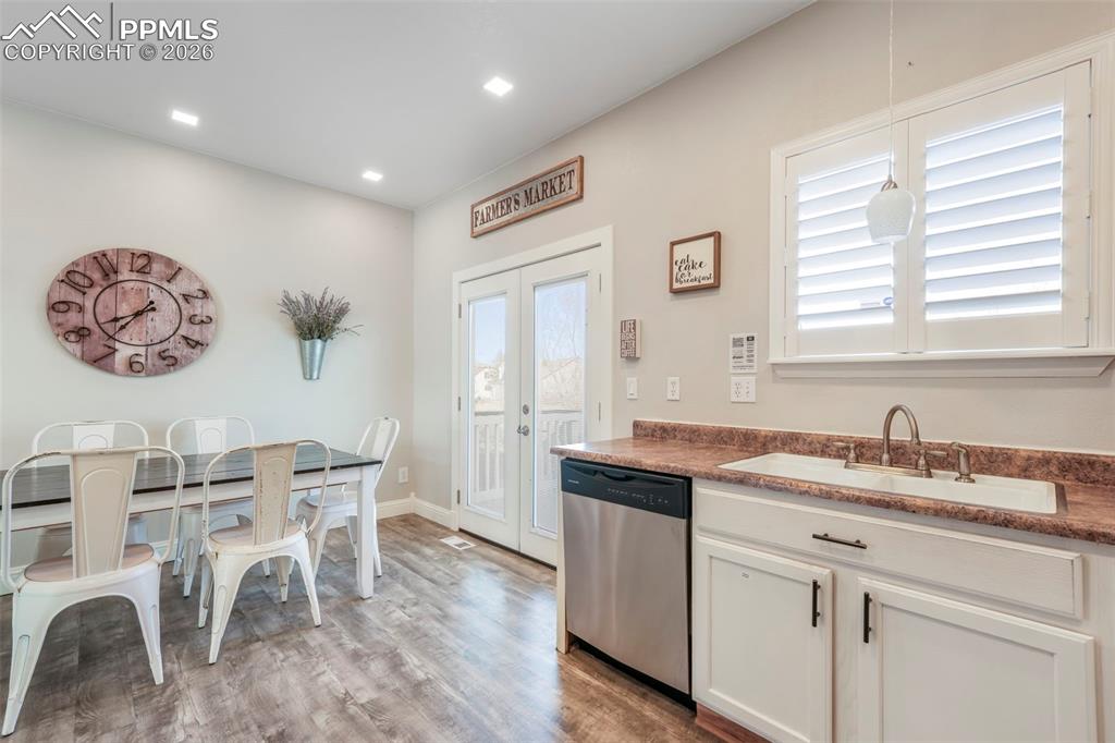 Image 15 of 46: Kitchen