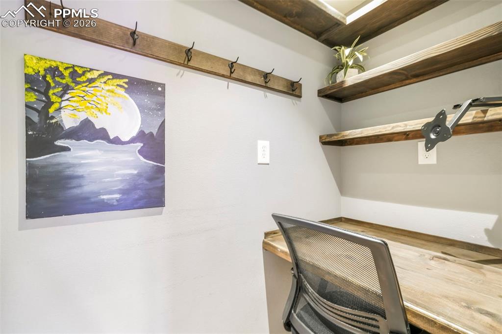 Image 29 of 46: Office