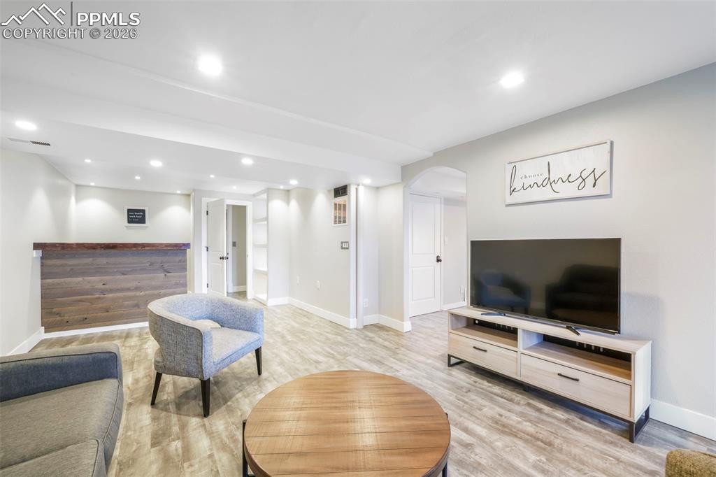 Image 34 of 46: Living Room