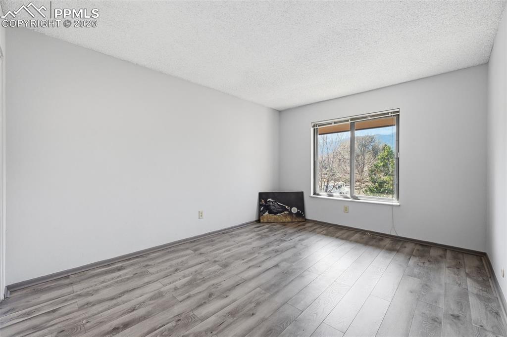 Image 23 of 28: Upper level full bathroom