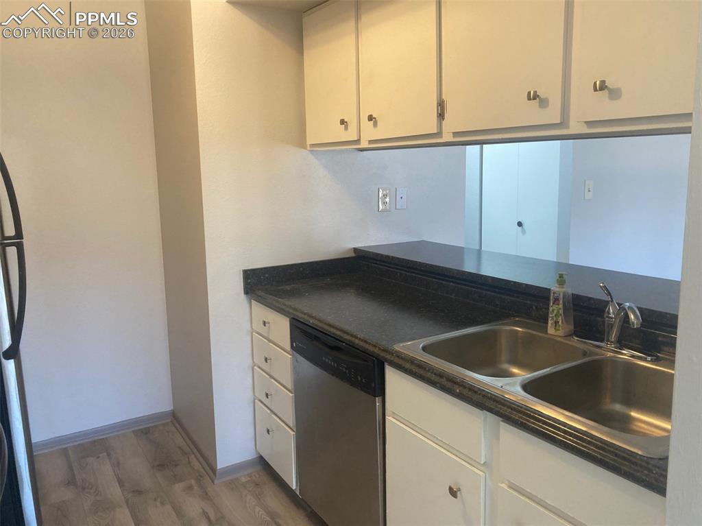 Image 4 of 19: Kitchen