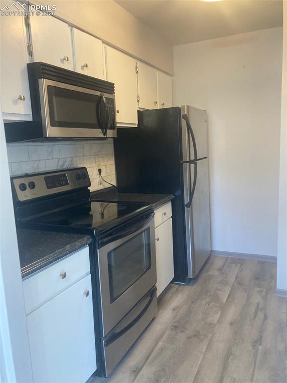 Image 5 of 19: Kitchen