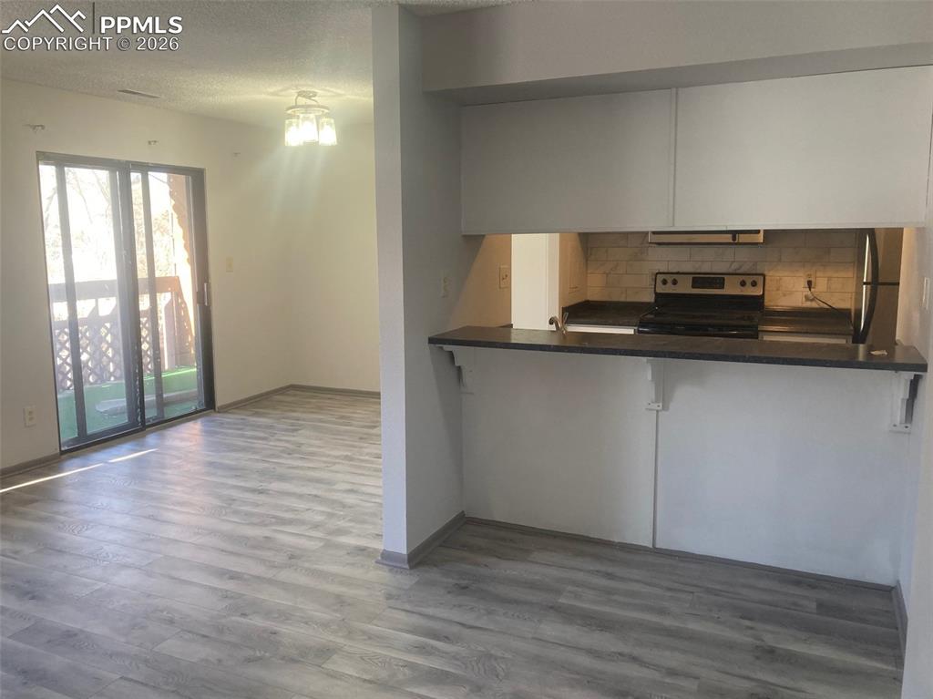 Image 6 of 19: Breakfast bar