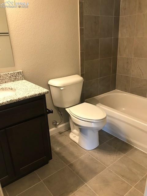 Image 11 of 14: Bathroom