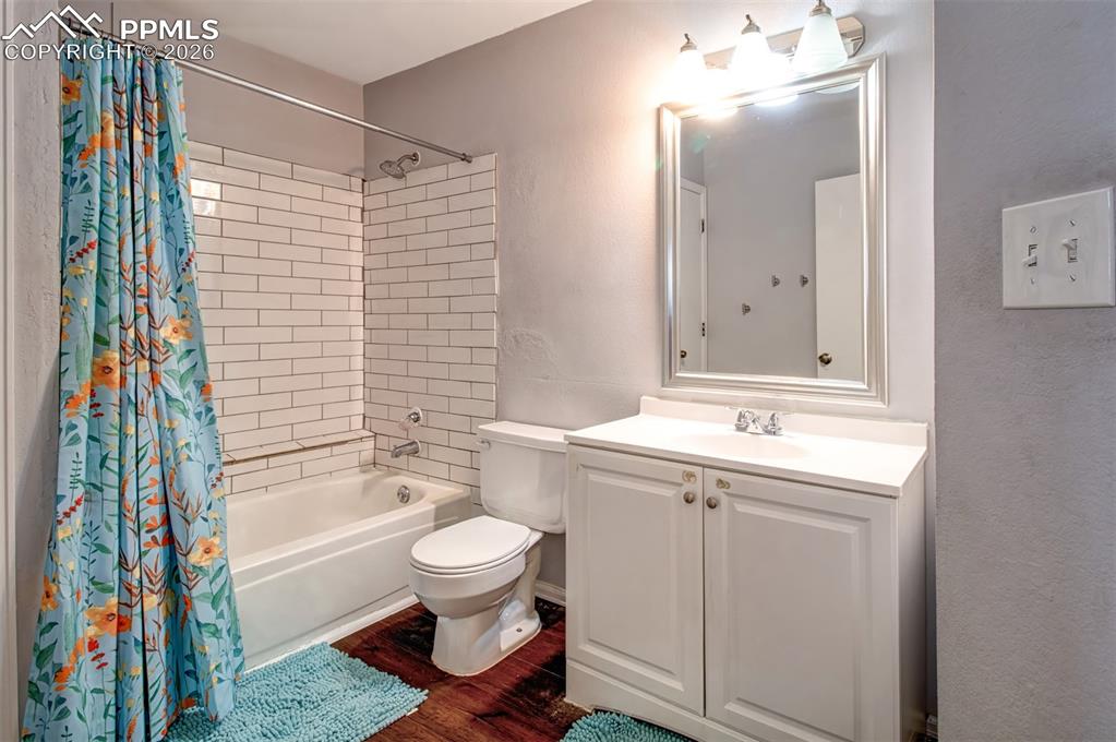 Image 11 of 25: Bathroom