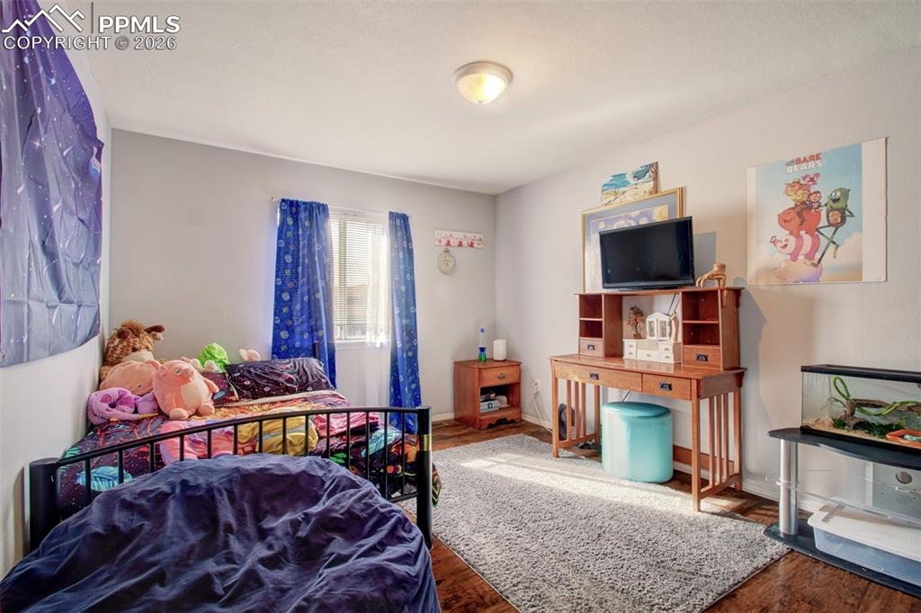 Image 12 of 25: Bedroom