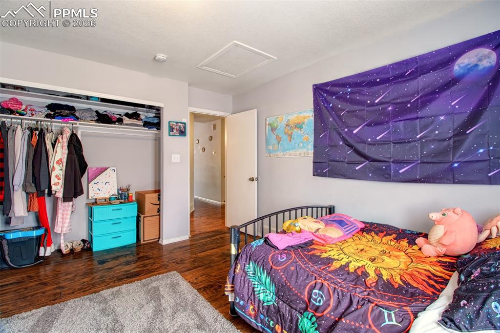 Image 13 of 25: Bedroom