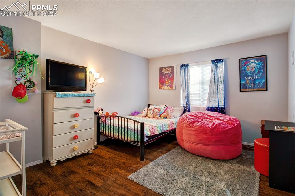 Image 14 of 25: Bedroom