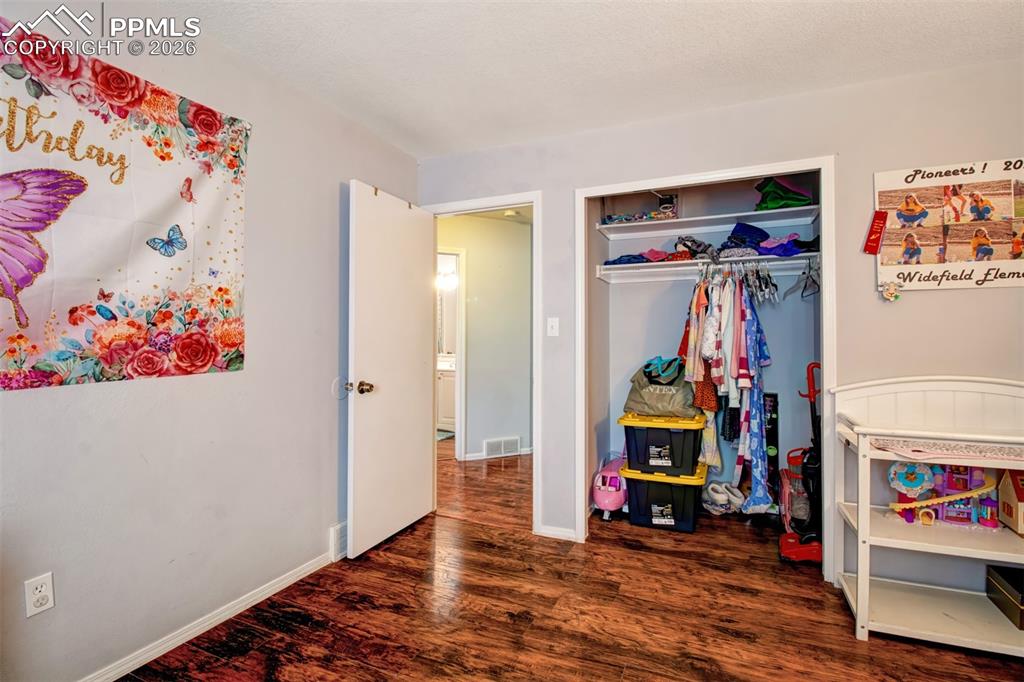 Image 15 of 25: Bedroom