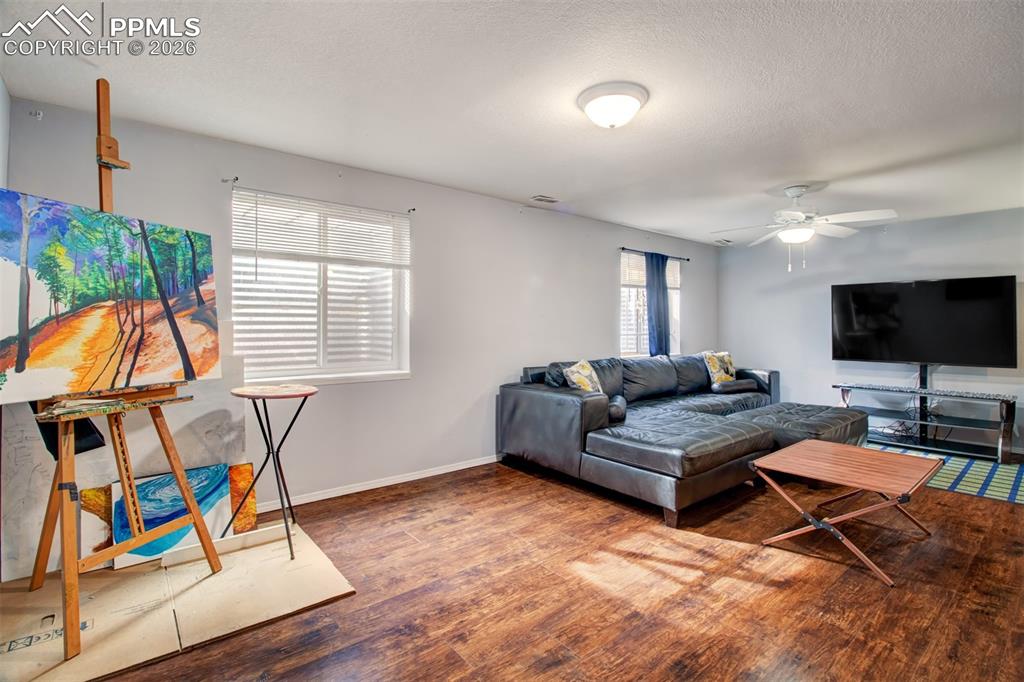 Image 16 of 25: Living Room