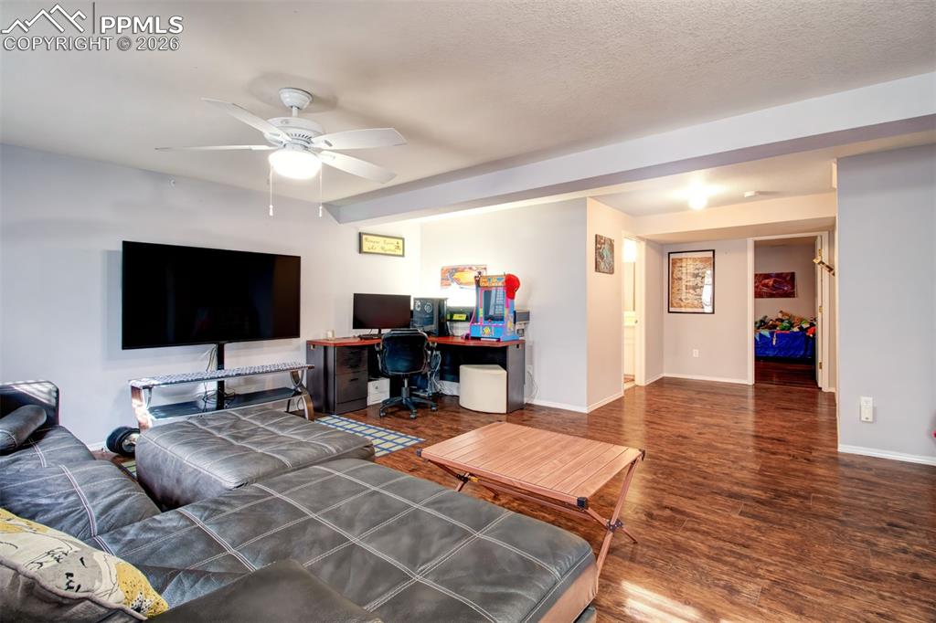 Image 17 of 25: Living Room