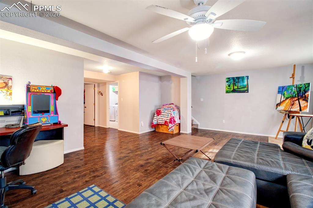 Image 18 of 25: Living Room