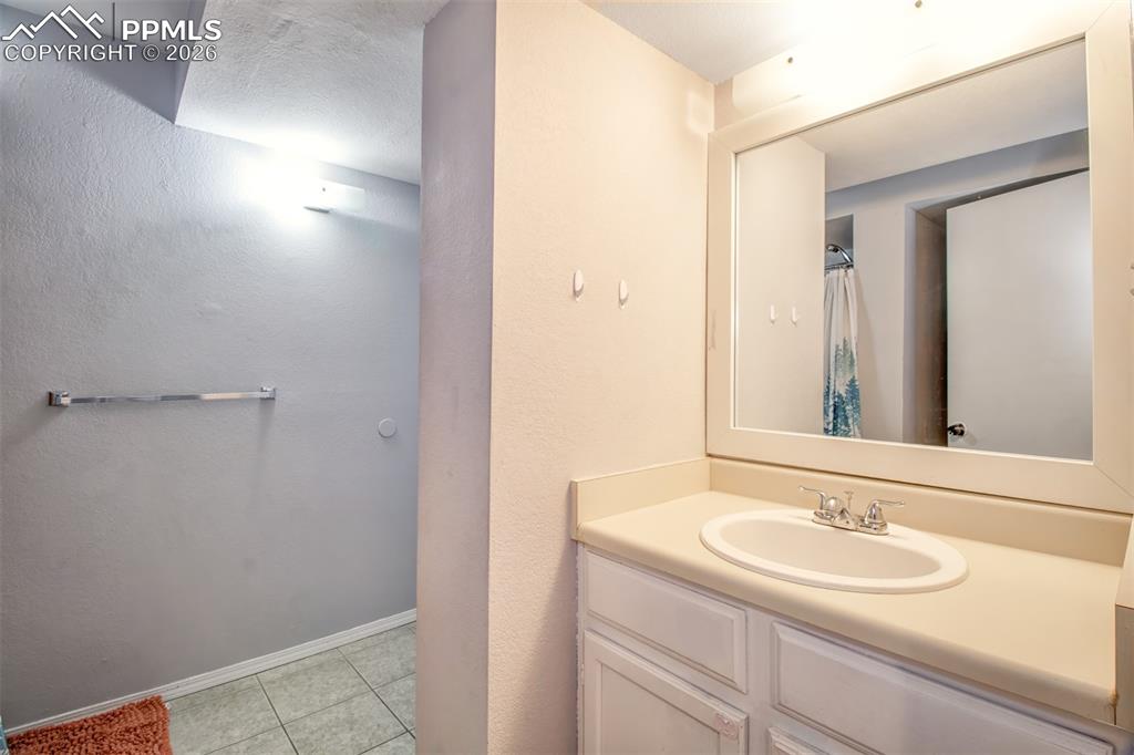 Image 19 of 25: Bathroom