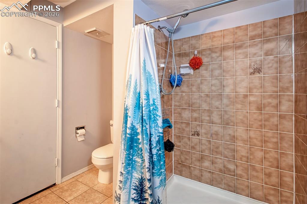 Image 20 of 25: Bathroom