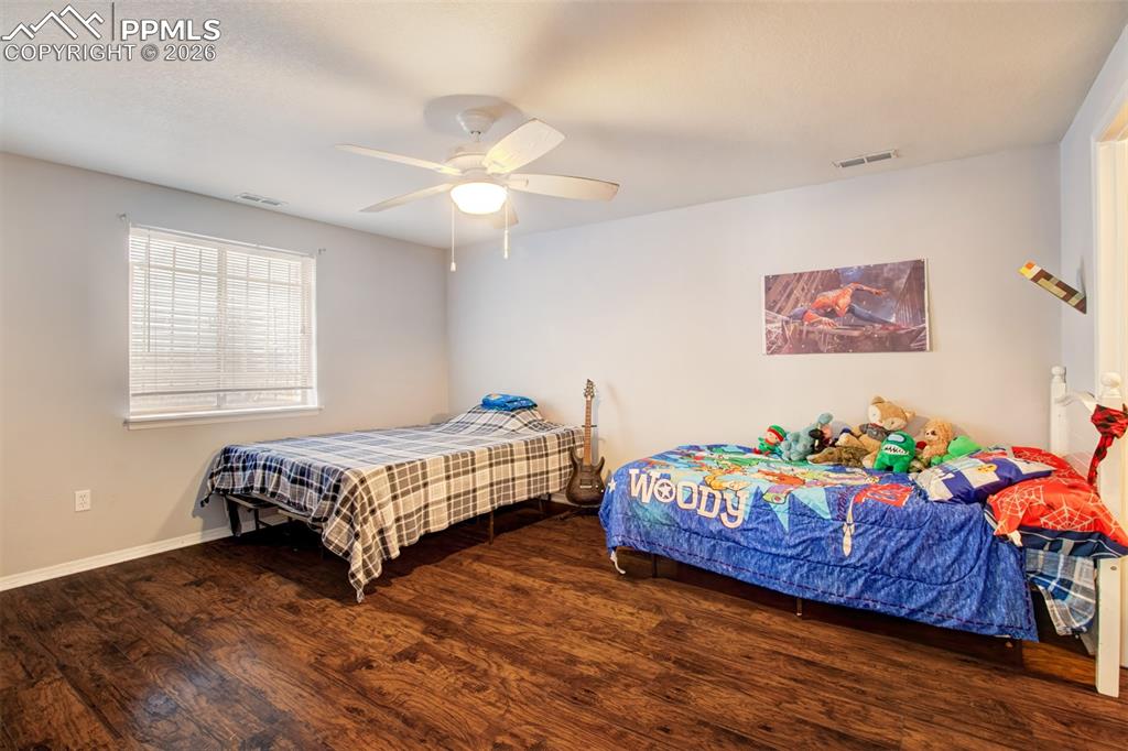 Image 21 of 25: Bedroom