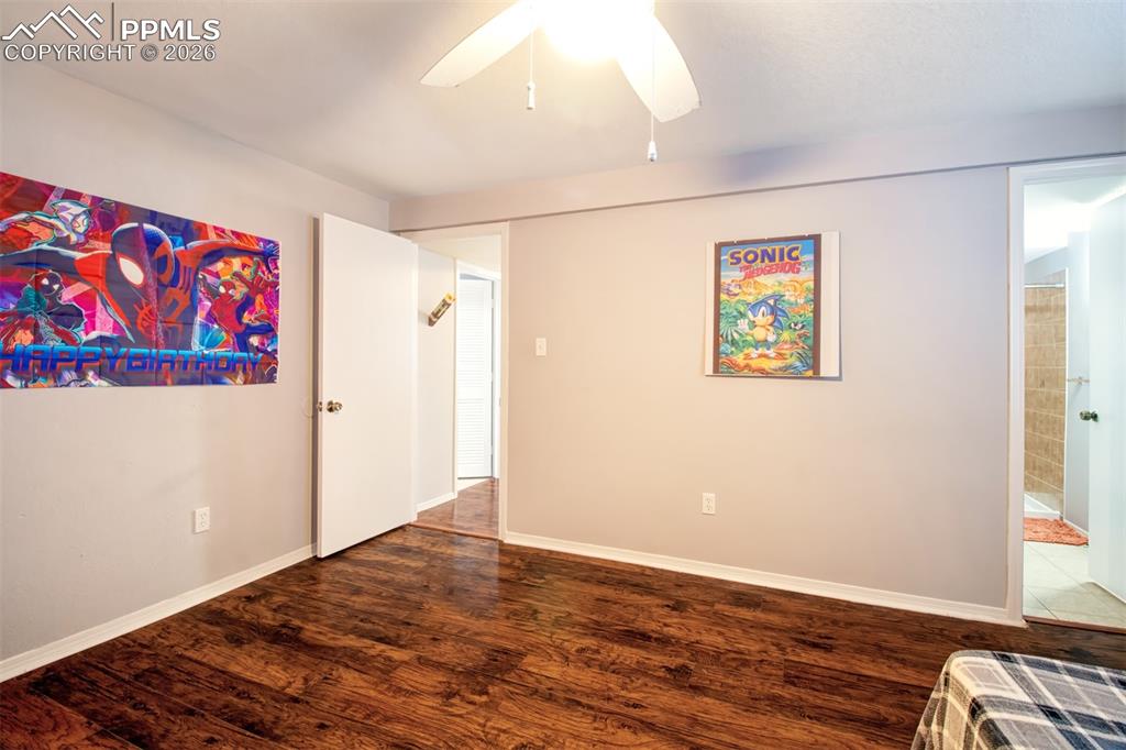 Image 22 of 25: Bedroom