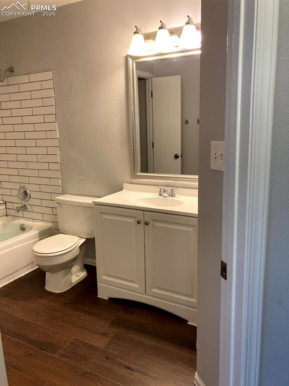 Image 34 of 40: Bathroom