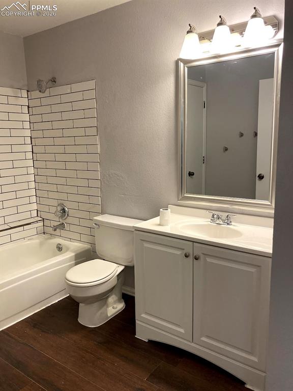 Image 35 of 40: Bathroom