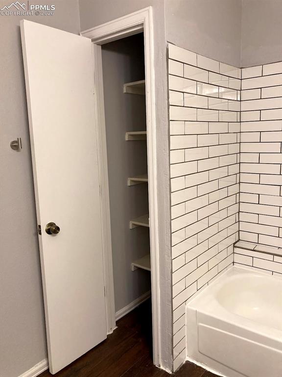 Image 36 of 40: Bathroom