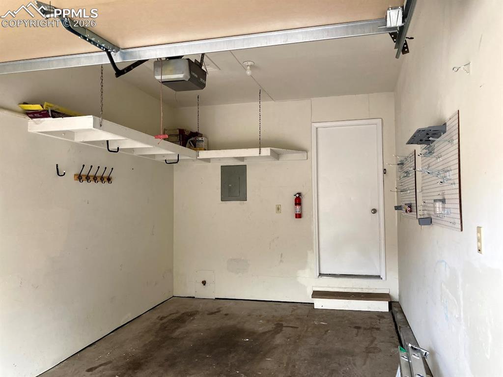 Image 38 of 40: Garage