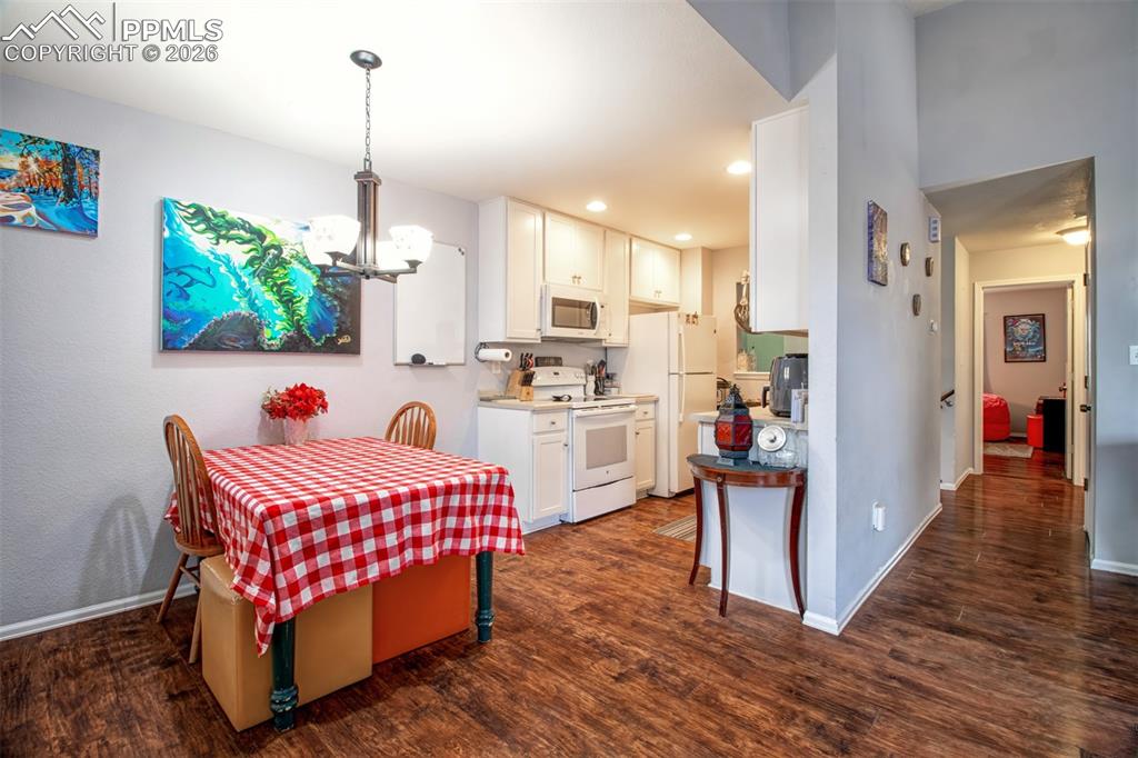 Image 5 of 25: Dining Area