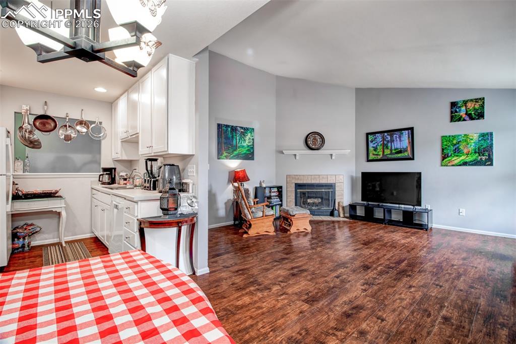 Image 6 of 25: Kitchen