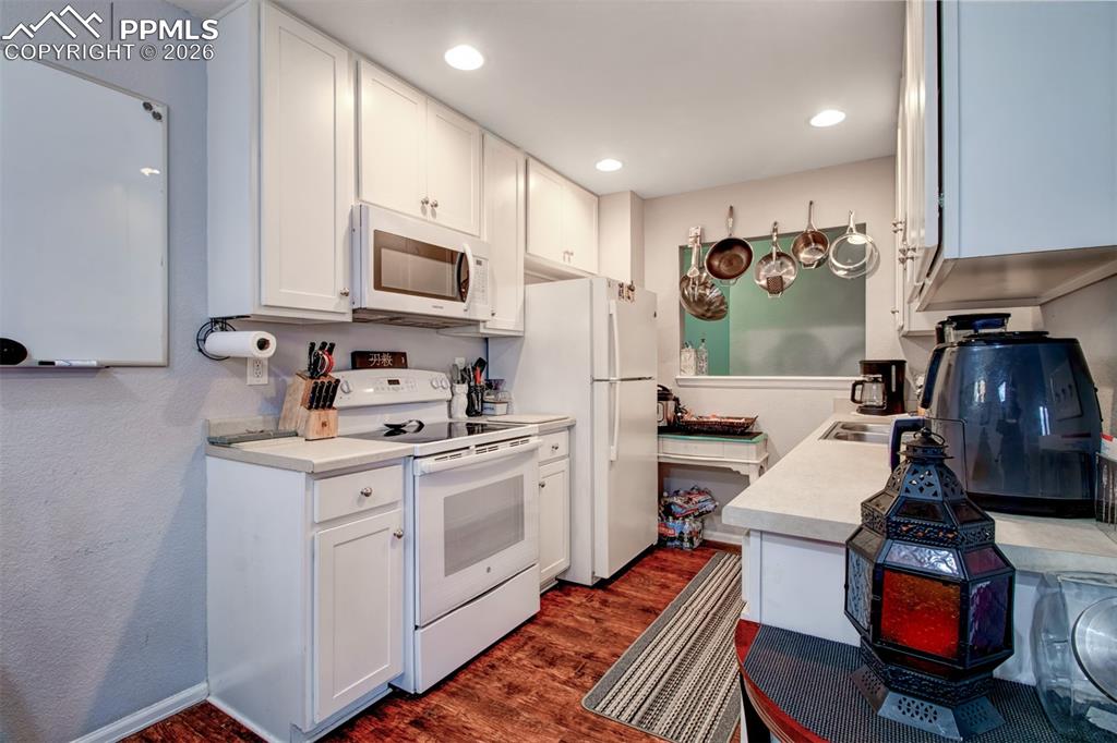 Image 7 of 25: Kitchen