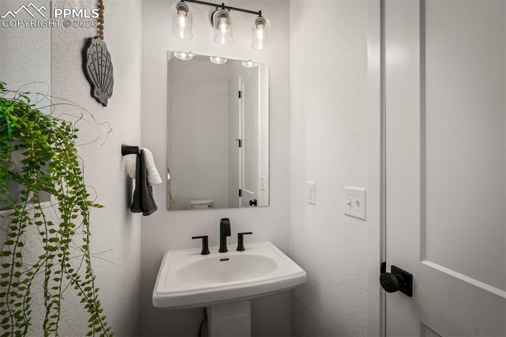 Image 15 of 40: Bathroom