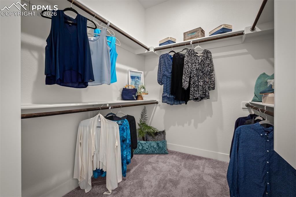 Image 22 of 40: Closet