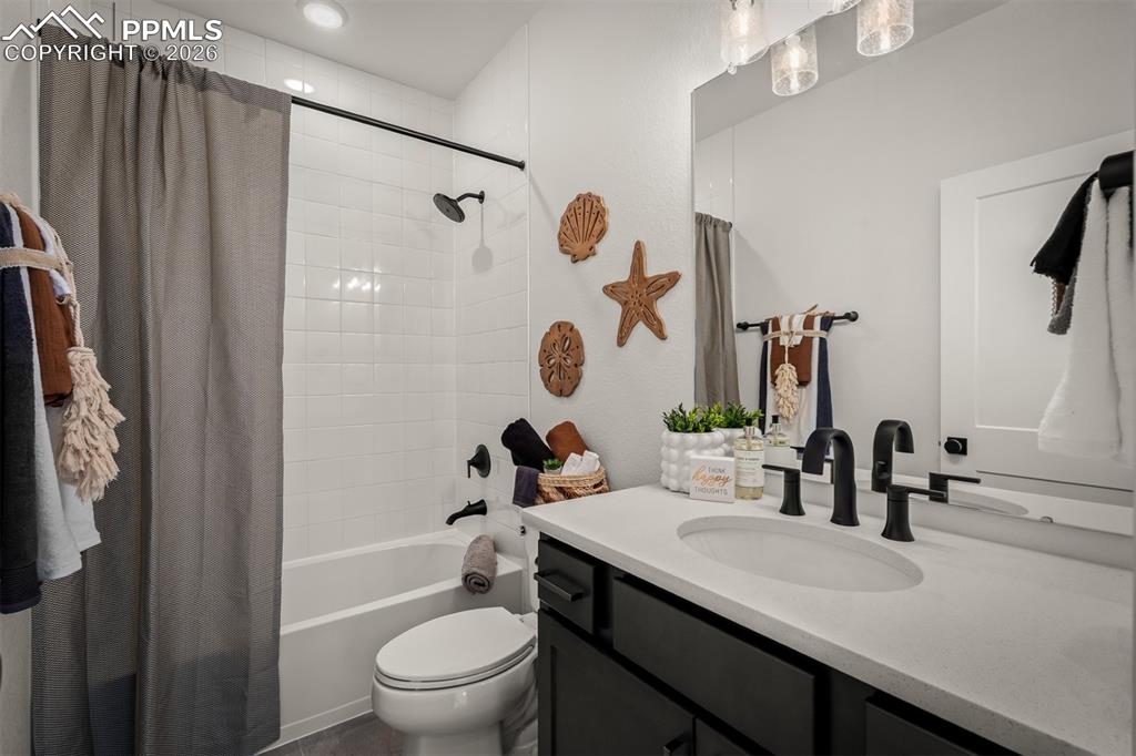 Image 26 of 40: Bathroom