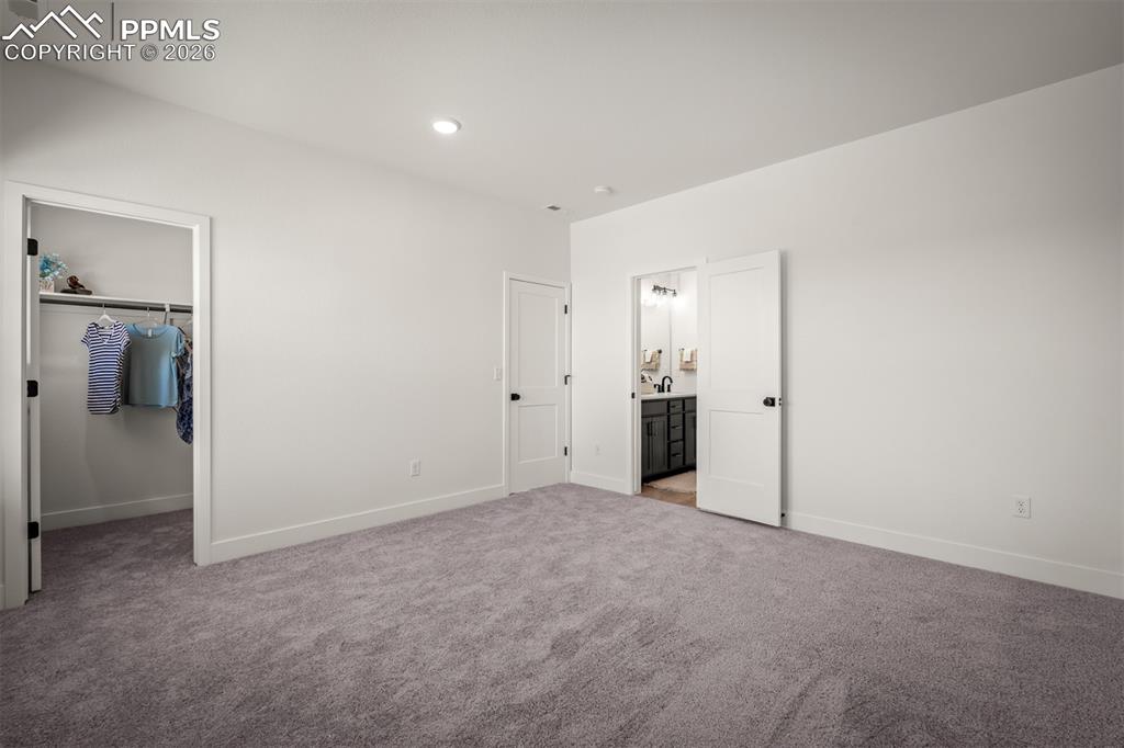 Image 28 of 40: Bedroom